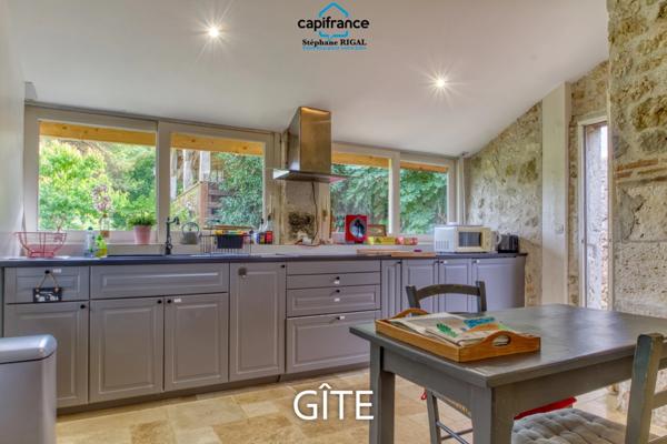 Propriete à vendre 12 pièces FOULAYRONNES (47) Maison de 315 m2 + gîte sur terrain clos de 8,7ha.