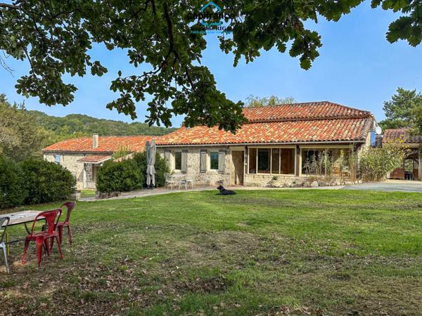 Propriete à vendre 12 pièces FOULAYRONNES (47) Maison de 315 m2 + gîte sur terrain clos de 8,7ha.