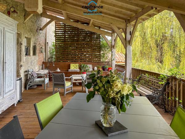 Propriete à vendre 12 pièces FOULAYRONNES (47) Maison de 315 m2 + gîte sur terrain clos de 8,7ha.
