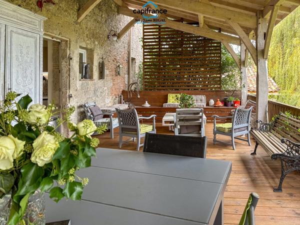 Propriete à vendre 12 pièces FOULAYRONNES (47) Maison de 315 m2 + gîte sur terrain clos de 8,7ha.