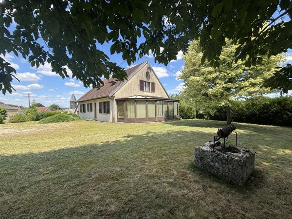 LAIGNES (21) maison de 205m² ,année 1980 ,avec sous-sol , garages et terrain de 2000m² proche de l'autoroute. Laignes (21330)
