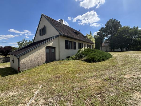 LAIGNES (21) maison de 205m² ,année 1980 ,avec sous-sol , garages et terrain de 2000m² proche de l'autoroute. Laignes (21330)