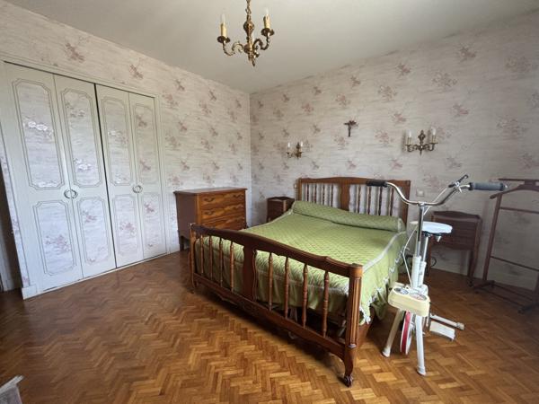 LAIGNES (21) maison de 205m² ,année 1980 ,avec sous-sol , garages et terrain de 2000m² proche de l'autoroute. Laignes (21330)