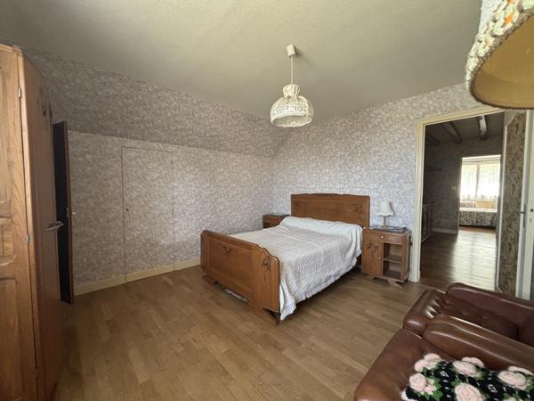 LAIGNES (21) maison de 205m² ,année 1980 ,avec sous-sol , garages et terrain de 2000m² proche de l'autoroute. Laignes (21330)