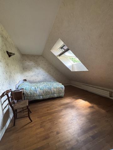 LAIGNES (21) maison de 205m² ,année 1980 ,avec sous-sol , garages et terrain de 2000m² proche de l'autoroute. Laignes (21330)