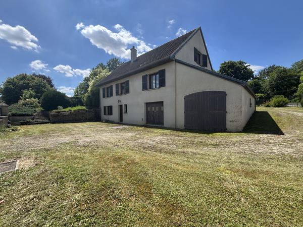 LAIGNES (21) maison de 205m² ,année 1980 ,avec sous-sol , garages et terrain de 2000m² proche de l'autoroute. Laignes (21330)