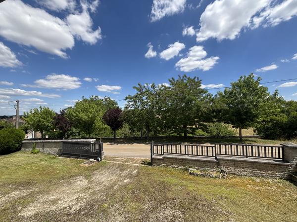 LAIGNES (21) maison de 205m² ,année 1980 ,avec sous-sol , garages et terrain de 2000m² proche de l'autoroute. Laignes (21330)