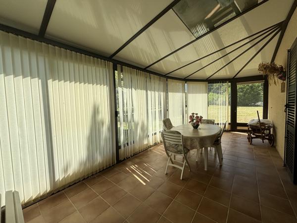 LAIGNES (21) maison de 205m² ,année 1980 ,avec sous-sol , garages et terrain de 2000m² proche de l'autoroute. Laignes (21330)