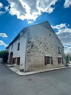 Ancienne forge rénovée avec charme 170 m² à St Germain les Arlay 220 000 €