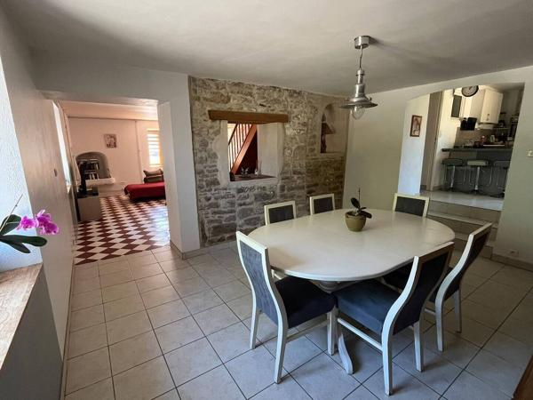 Ancienne forge rénovée avec charme 170 m² à St Germain les Arlay 220 000 €