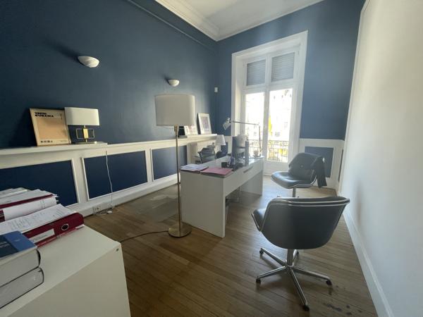 Bureaux à louer à Nantes hypercentre dans immeuble haussmannien avec vue