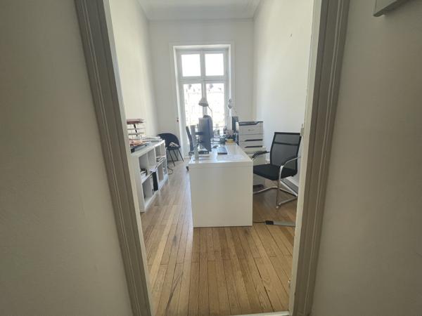 Bureaux à louer à Nantes hypercentre dans immeuble haussmannien avec vue