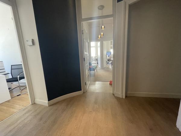 Bureaux à louer à Nantes hypercentre dans immeuble haussmannien avec vue