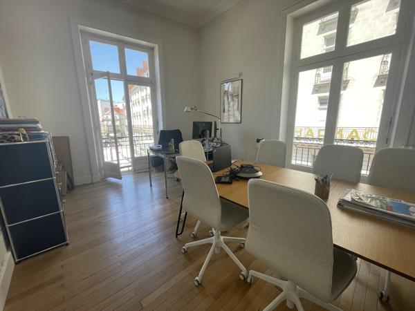 Bureaux à louer à Nantes hypercentre dans immeuble haussmannien avec vue