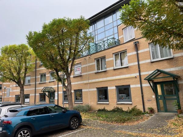 Bureaux à vendre en rez de chaussée à Cergy avec accès PMR et parkings