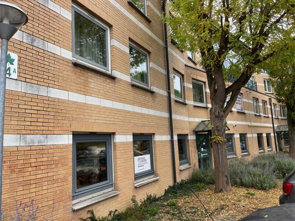 Bureaux à vendre en rez de chaussée à Cergy avec accès PMR et parkings
