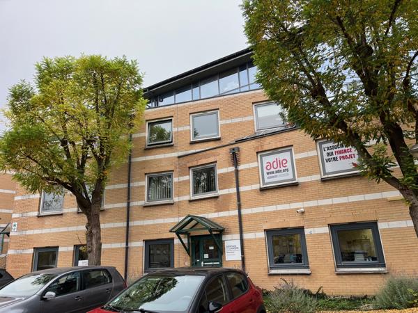Bureaux à vendre en rez de chaussée à Cergy avec accès PMR et parkings