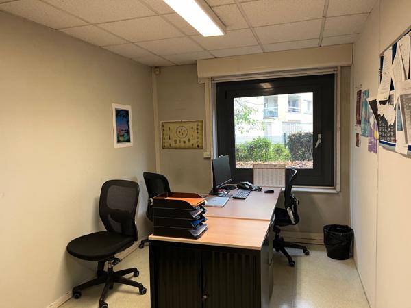 Bureaux à vendre en rez de chaussée à Cergy avec accès PMR et parkings