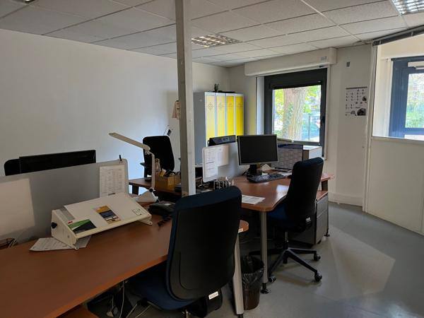 Bureaux à vendre en rez de chaussée à Cergy avec accès PMR et parkings