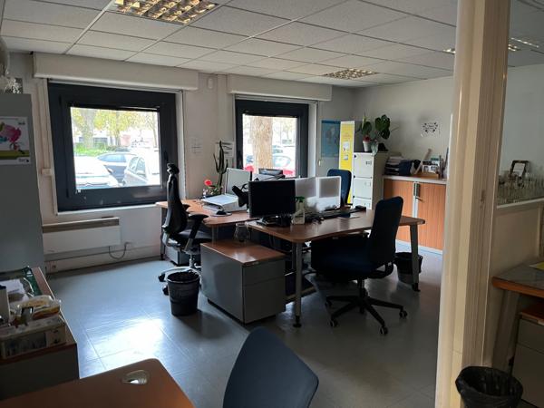 Bureaux à vendre en rez de chaussée à Cergy avec accès PMR et parkings