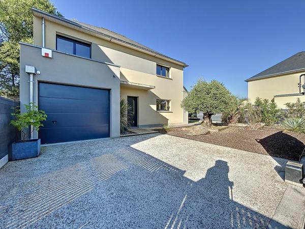 Localisée au coeur de la ville de Plélan-le-Grand, en lotissement et dans un chemin peu passant.