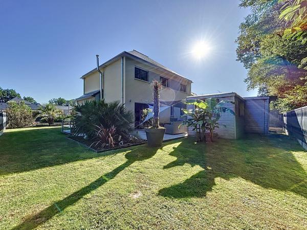 Localisée au coeur de la ville de Plélan-le-Grand, en lotissement et dans un chemin peu passant.