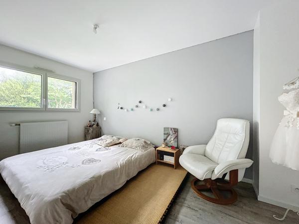 Localisée au coeur de la ville de Plélan-le-Grand, en lotissement et dans un chemin peu passant.