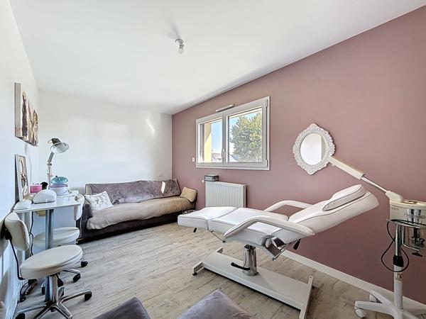 Localisée au coeur de la ville de Plélan-le-Grand, en lotissement et dans un chemin peu passant.