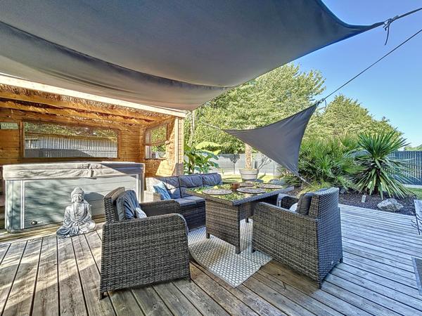 Localisée au coeur de la ville de Plélan-le-Grand, en lotissement et dans un chemin peu passant.