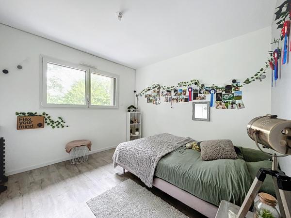 Localisée au coeur de la ville de Plélan-le-Grand, en lotissement et dans un chemin peu passant.