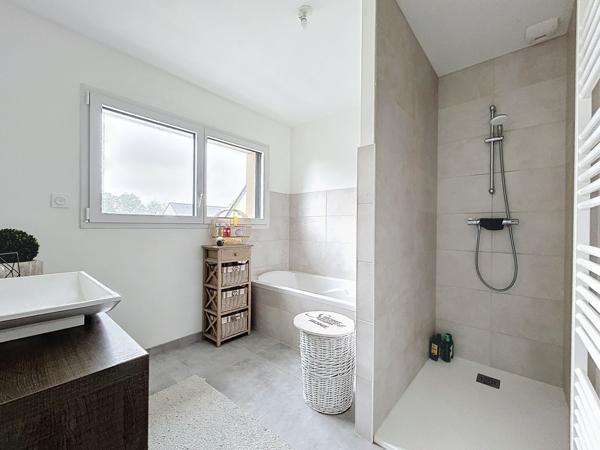 Localisée au coeur de la ville de Plélan-le-Grand, en lotissement et dans un chemin peu passant.