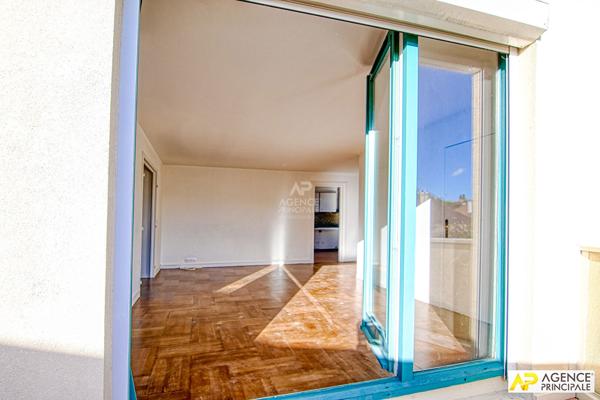 Versailles Glatigny - Appartement 4 pièces 88 m2 situé au 2e et dernier étage avec terrasse de 21 m², cave et box 460 000 € **  - Référence  28065