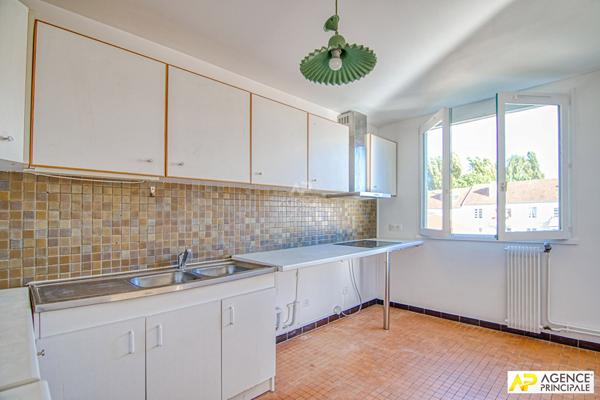 Versailles Glatigny - Appartement 4 pièces 88 m2 situé au 2e et dernier étage avec terrasse de 21 m², cave et box 460 000 € **  - Référence  28065