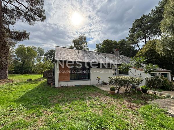 Maison style architecte des années 70 dans un cadre exceptionnel et lumineux.