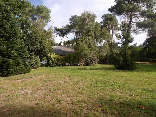 Maison style architecte des années 70 dans un cadre exceptionnel et lumineux.