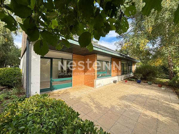 Maison style architecte des années 70 dans un cadre exceptionnel et lumineux.