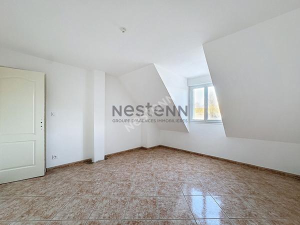 Maison à vendre à Segré d'environ 167m2 composée de 5 chambres, dont une au rez-de-chaussée, et un terrain de 1000m2