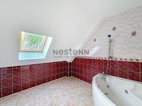 Maison à vendre à Segré d'environ 167m2 composée de 5 chambres, dont une au rez-de-chaussée, et un terrain de 1000m2