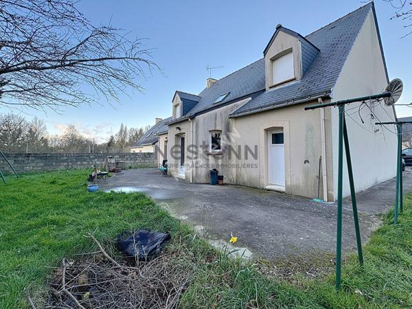Maison à vendre à Segré d'environ 167m2 composée de 5 chambres, dont une au rez-de-chaussée, et un terrain de 1000m2