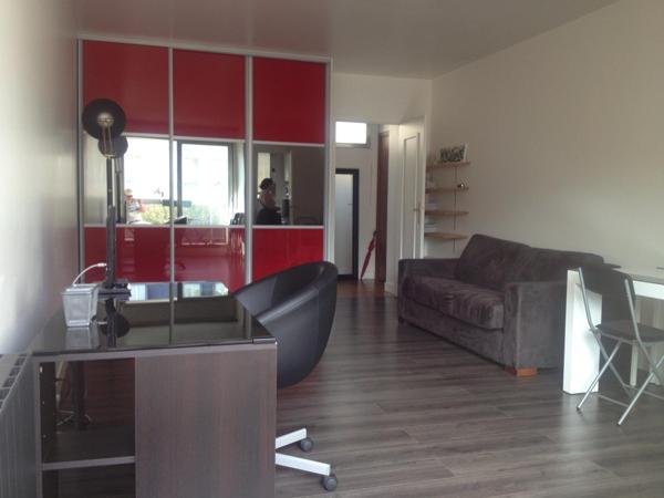 Magnifique Studio ensoleillé avec Balcon à qqs mn à pied du Métro Pont de Neuilly