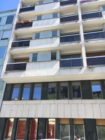 Magnifique Studio ensoleillé avec Balcon à qqs mn à pied du Métro Pont de Neuilly