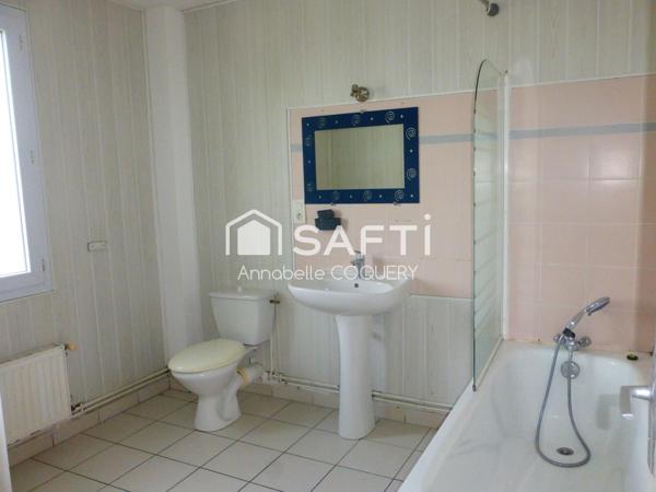 Maison familiale dans quartier résidentiel calme.