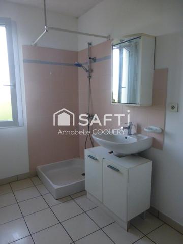 Maison familiale dans quartier résidentiel calme.