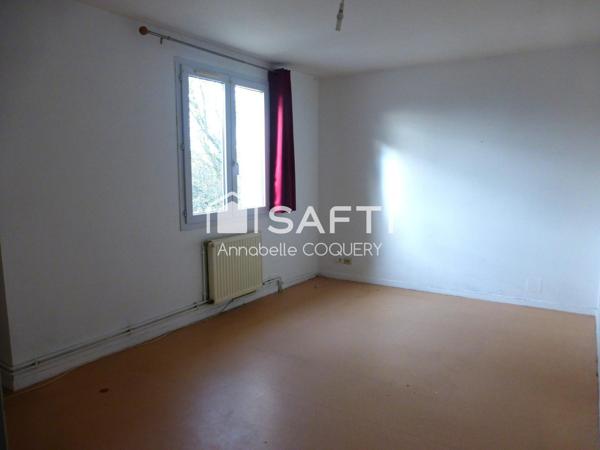 Maison familiale dans quartier résidentiel calme.