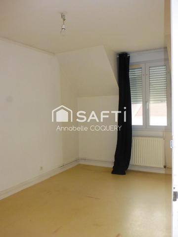 Maison familiale dans quartier résidentiel calme.