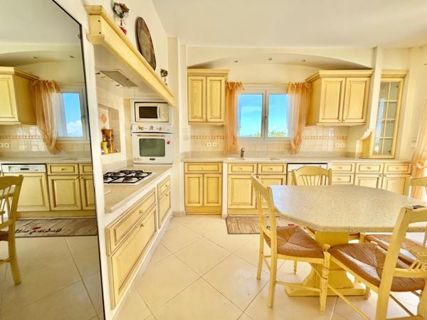 Villa d’Exception à Saint-Aygulf – Vue Mer Panoramique & Cadre Unique