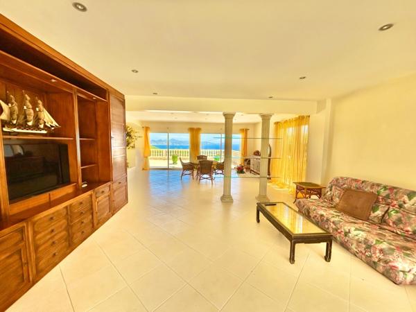 Villa d’Exception à Saint-Aygulf – Vue Mer Panoramique & Cadre Unique
