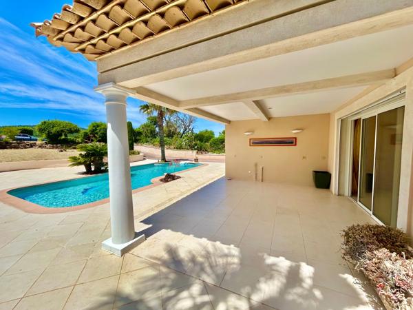 Villa d’Exception à Saint-Aygulf – Vue Mer Panoramique & Cadre Unique