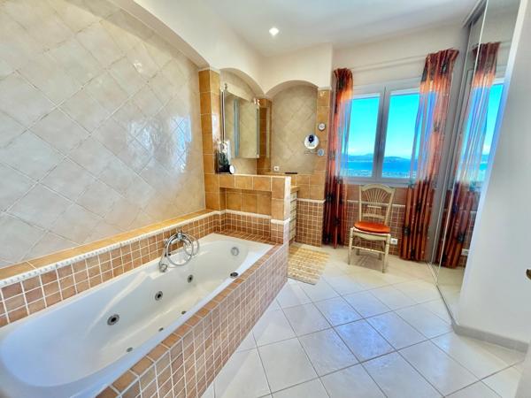 Villa d’Exception à Saint-Aygulf – Vue Mer Panoramique & Cadre Unique