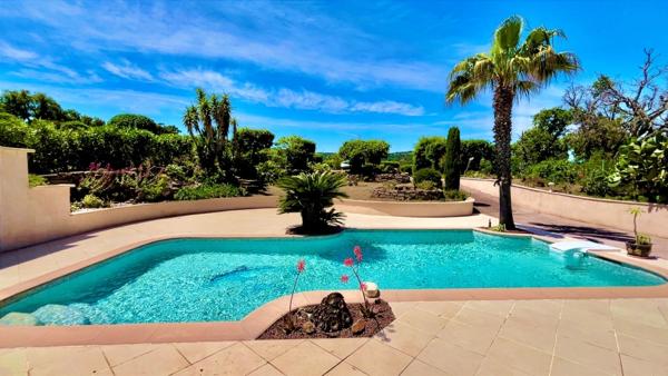 Villa d’Exception à Saint-Aygulf – Vue Mer Panoramique & Cadre Unique